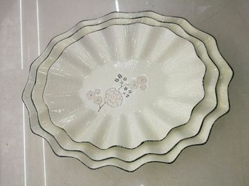 Sistemas blancos del servicio de mesa de la porcelana del estilo coreano con el modelo tradicional de la decoración de la flor